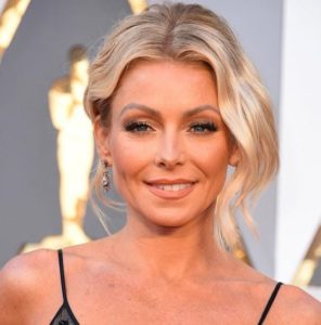 Kelly Ripa wearing Fred Leighton earrings at the Oscars