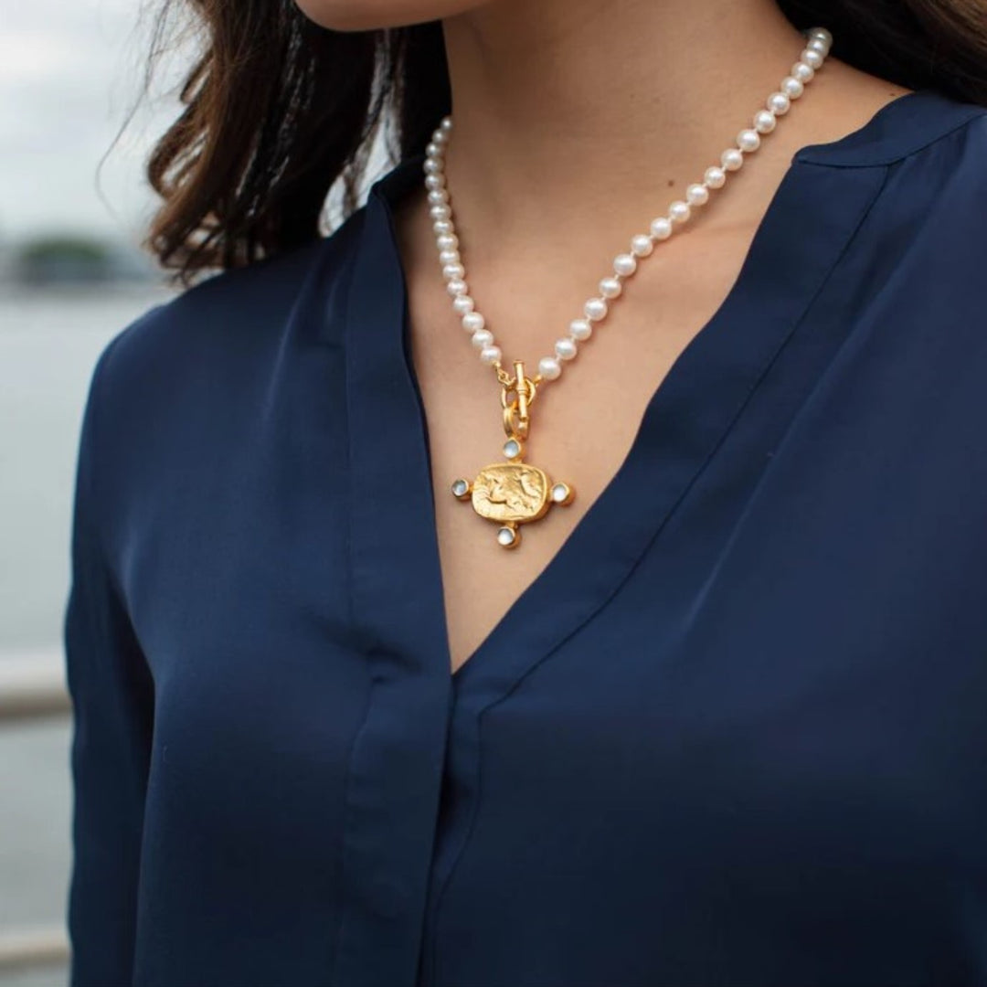 Chariot Pendant Pearl Necklace
