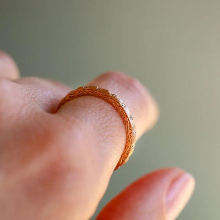 18K Brushed Yellow Gold Dunes Narrow Band With Diamonds - Size 6.5