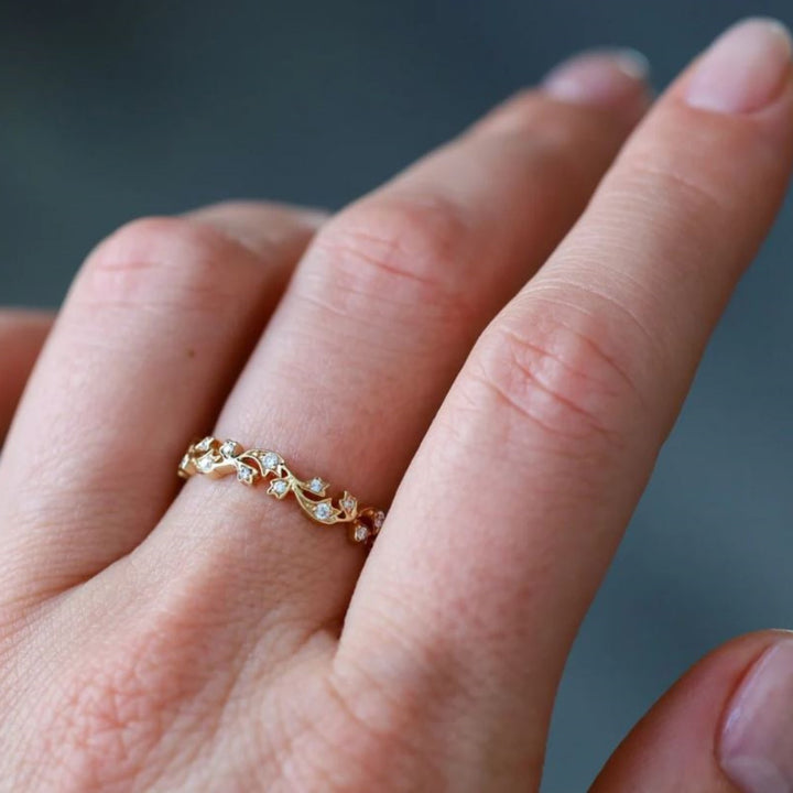 18K Yellow Gold Ivy Diamond Band - Size 6.5
