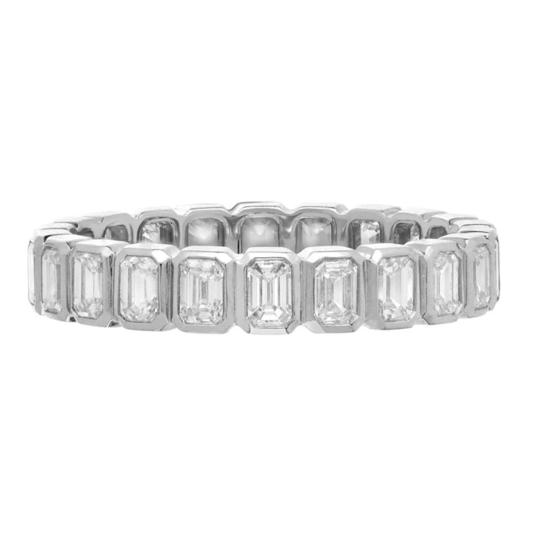 18K White Gold Nea Bezel Set Eternity Band With Emerald Cut Diamonds - Size 7