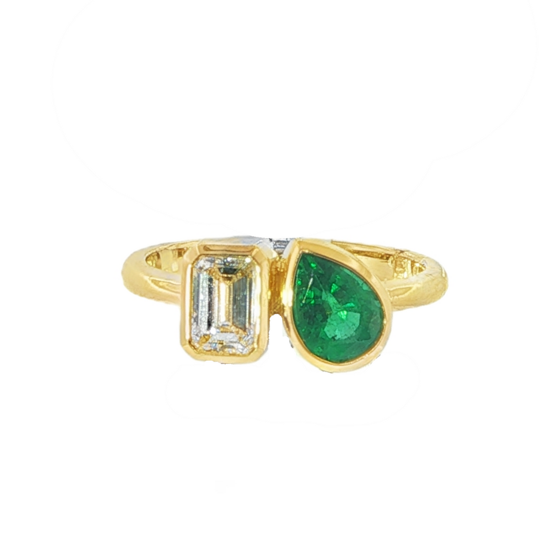 18K Yellow Gold 2 Stone Ring With An Emerald Cut Diamond And A Pear Shaped Emerald - Size 6