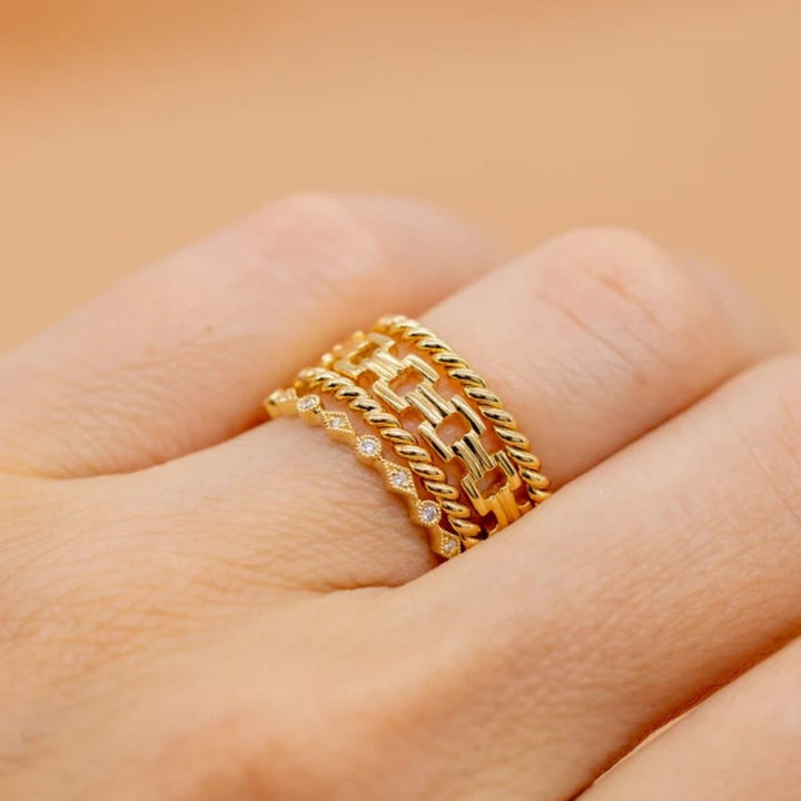 18K Yellow Gold Round And Marquise Cut Diamond Band - Size 6.5