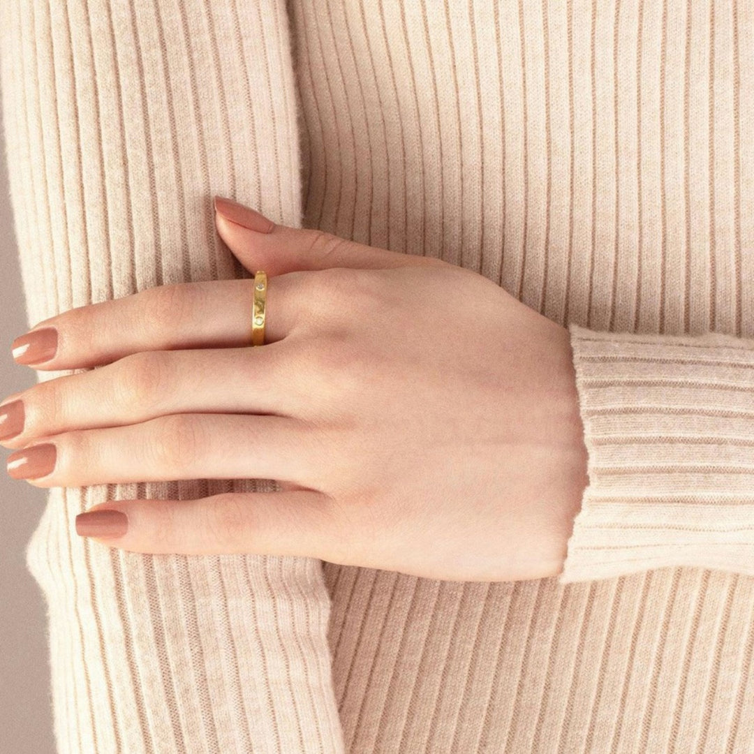 3.25mm Wide Gold Ring With 7 Diamonds